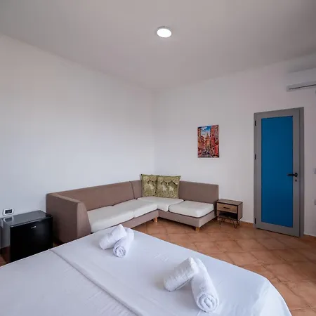 Leon * Sarandë